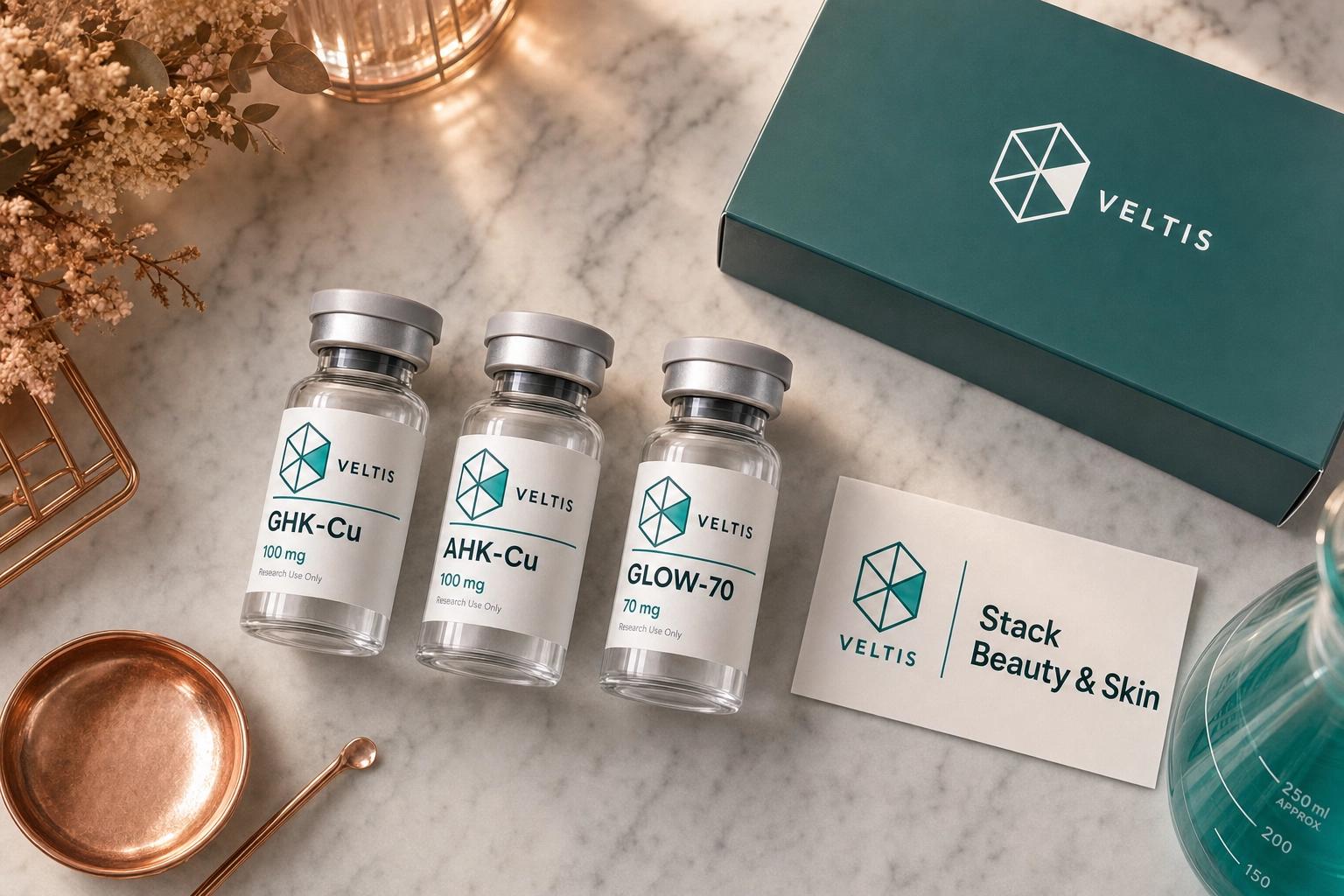 VELTIS Stack Beauty & Skin - GHK-Cu, AHK-Cu y GLOW-70 sobre mármol con caja VELTIS
